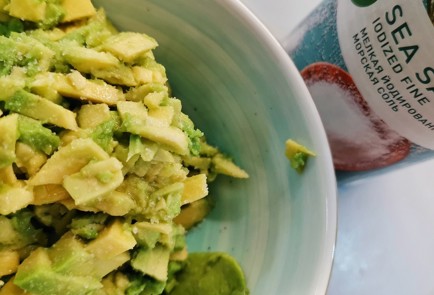 Фото шага рецепта Бутербродная намазка из авокадо и вяленых помидоров 152670 шаг 5  