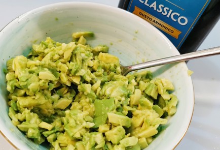 Фото шага рецепта Бутербродная намазка из авокадо и вяленых помидоров 152670 шаг 6  