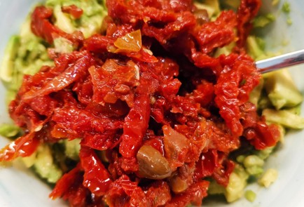 Фото шага рецепта Бутербродная намазка из авокадо и вяленых помидоров 152670 шаг 8  