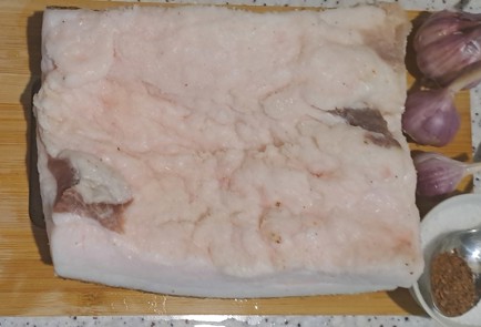 Фото шага рецепта Бутербродное сало с чесноком 186694 шаг 1  