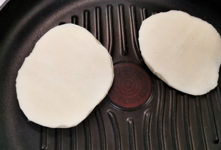 Фото шага рецепта Бутерброды из сыра халуми 174150 шаг 2  