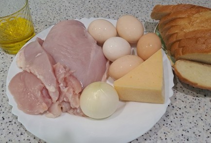 Фото шага рецепта Бутерброды на сковороде с сыром и куриным фаршем 189960 шаг 1  