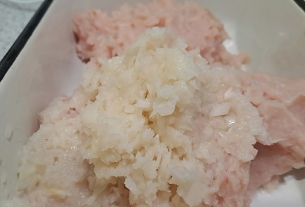 Фото шага рецепта Бутерброды на сковороде с сыром и куриным фаршем 189960 шаг 4  