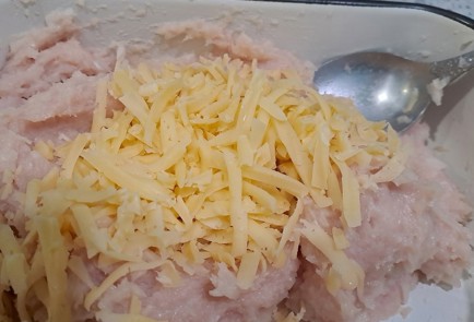 Фото шага рецепта Бутерброды на сковороде с сыром и куриным фаршем 189960 шаг 6  