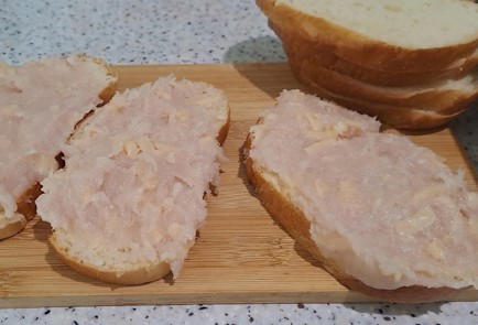 Фото шага рецепта Бутерброды на сковороде с сыром и куриным фаршем 189960 шаг 7  