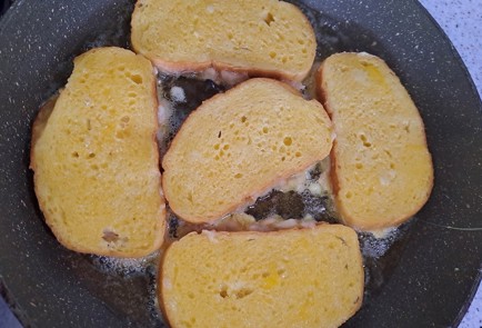 Фото шага рецепта Бутерброды на сковороде с сыром и куриным фаршем 189960 шаг 9  