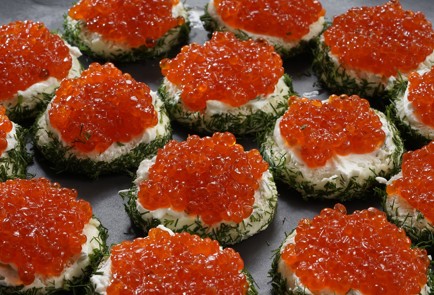 Фото шага рецепта Бутерброды с икрой укропом и сметаной 152955 шаг 10  