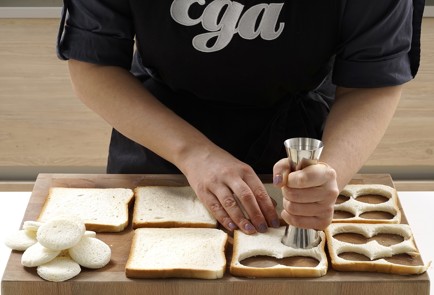 Фото шага рецепта Бутерброды с икрой укропом и сметаной 152955 шаг 4  