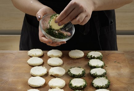 Фото шага рецепта Бутерброды с икрой укропом и сметаной 152955 шаг 6  