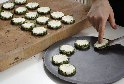 Фото шага рецепта Бутерброды с икрой укропом и сметаной 152955 шаг 7  