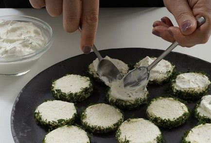 Фото шага рецепта Бутерброды с икрой укропом и сметаной 152955 шаг 8  