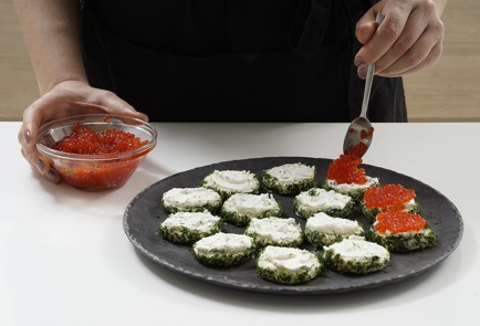 Фото шага рецепта Бутерброды с икрой укропом и сметаной 152955 шаг 9  