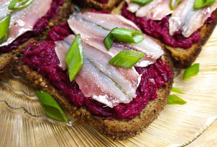 Фото шага рецепта Бутерброды с килькой пряного посола 189244 шаг 10