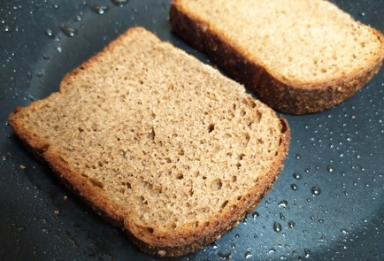 Фото шага рецепта Бутерброды с килькой пряного посола 189244 шаг 6