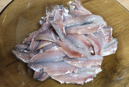 Фото шага рецепта Бутерброды с килькой пряного посола 189244 шаг 7