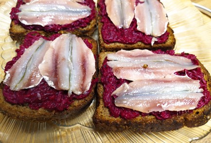 Фото шага рецепта Бутерброды с килькой пряного посола 189244 шаг 9