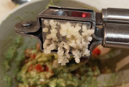 Фото шага рецепта Бутерброды с креветками 191387 шаг 12  