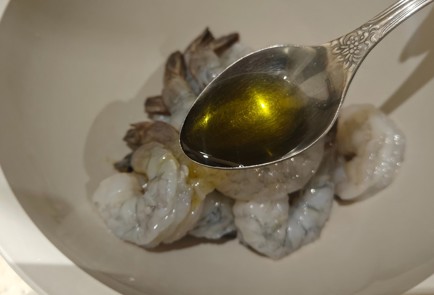 Фото шага рецепта Бутерброды с креветками 191387 шаг 2  