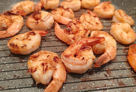 Фото шага рецепта Бутерброды с креветками 191387 шаг 5  