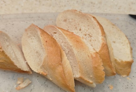 Фото шага рецепта Бутерброды с креветками 191387 шаг 6  