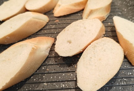 Фото шага рецепта Бутерброды с креветками 191387 шаг 7  