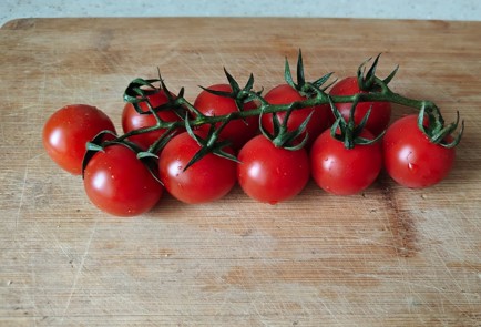 Фото шага рецепта Бутерброды с печеными черри и сыром камамбер 189359 шаг 1  