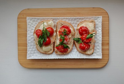 Фото шага рецепта Бутерброды с печеными черри и сыром камамбер 189359 шаг 10  