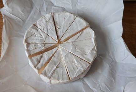 Фото шага рецепта Бутерброды с печеными черри и сыром камамбер 189359 шаг 2  