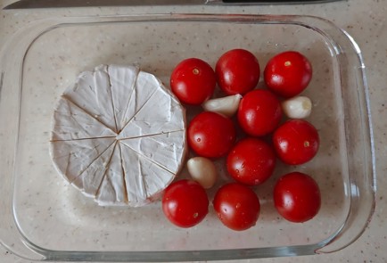 Фото шага рецепта Бутерброды с печеными черри и сыром камамбер 189359 шаг 5  