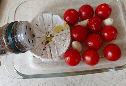 Фото шага рецепта Бутерброды с печеными черри и сыром камамбер 189359 шаг 7  