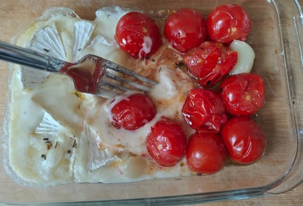 Фото шага рецепта Бутерброды с печеными черри и сыром камамбер 189359 шаг 9  