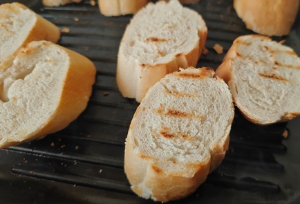 Фото шага рецепта Бутерброды с печенью трески 189228 шаг 10  