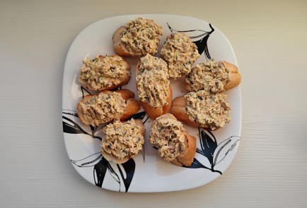 Фото шага рецепта Бутерброды с печенью трески 189228 шаг 12  