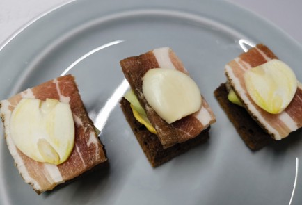 Фото шага рецепта Бутербродыканапе с салом 191045 шаг 11  