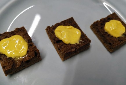 Фото шага рецепта Бутербродыканапе с салом 191045 шаг 2  