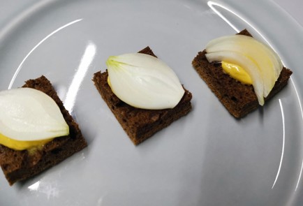 Фото шага рецепта Бутербродыканапе с салом 191045 шаг 5  