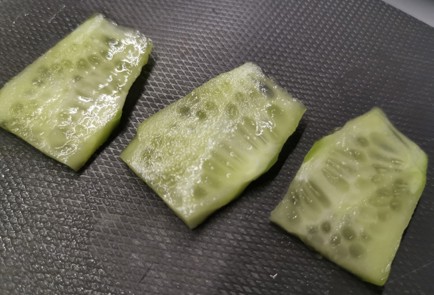 Фото шага рецепта Бутербродыканапе с салом 191045 шаг 6  