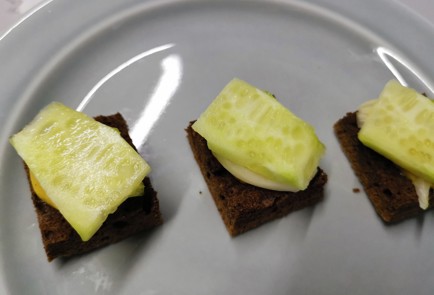 Фото шага рецепта Бутербродыканапе с салом 191045 шаг 7  