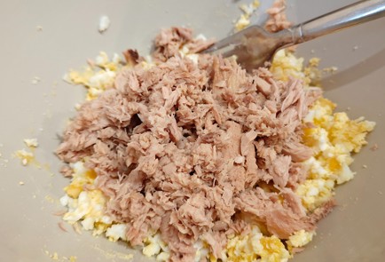 Фото шага рецепта Бутерброды с тунцом и творожным сыром 191166 шаг 3