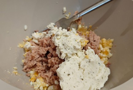 Фото шага рецепта Бутерброды с тунцом и творожным сыром 191166 шаг 4