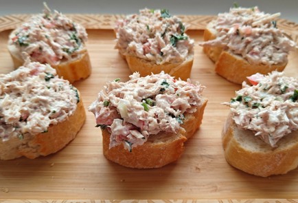 Фото шага рецепта Бутерброды с тунцом кинзой и помидором 190955 шаг 10  