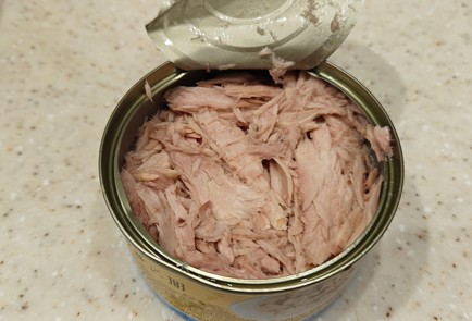 Фото шага рецепта Бутерброды с тунцом кинзой и помидором 190955 шаг 2  