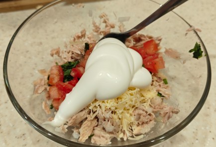 Фото шага рецепта Бутерброды с тунцом кинзой и помидором 190955 шаг 7  