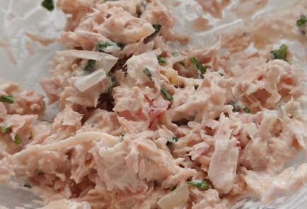 Фото шага рецепта Бутерброды с тунцом кинзой и помидором 190955 шаг 8  