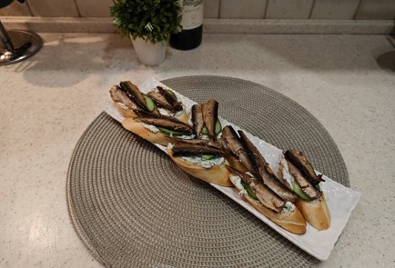 Фото шага рецепта Бутерброды со шпротами и огурцом 176171 шаг 10  