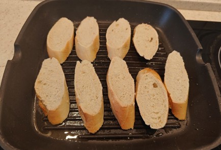 Фото шага рецепта Бутерброды со шпротами и огурцом 176171 шаг 2  