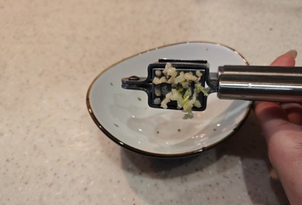 Фото шага рецепта Бутерброды со шпротами и огурцом 176171 шаг 4  