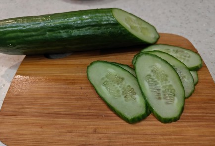 Фото шага рецепта Бутерброды со шпротами и огурцом 176171 шаг 7  