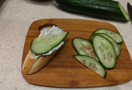 Фото шага рецепта Бутерброды со шпротами и огурцом 176171 шаг 8  