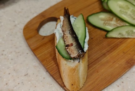 Фото шага рецепта Бутерброды со шпротами и огурцом 176171 шаг 9  